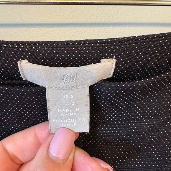 H&M White and Navy Mid-rise Trousers with Tailored Silhouette size 2 - Picture 5 of 8